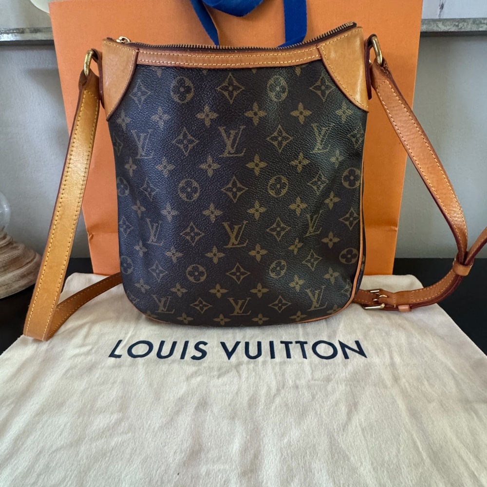 Louis Vuitton
Odeon Handbag Monogram Canvas PM
